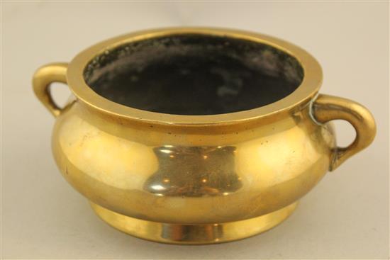 A Chinese bronze gui censer, Xuande mark, 18th / 19th century, width 18cm, weight 960g.